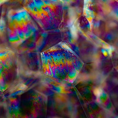 bolhas de sabão e cores iridescentes