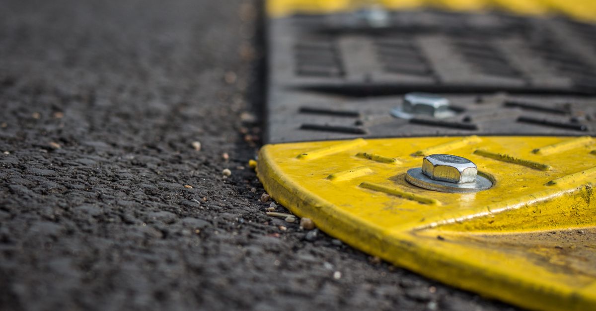 Topes y baches diarios: el desgaste en suspensión y llantas